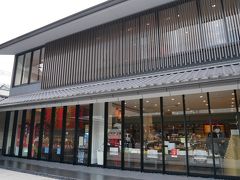 「漢検　漢字博物館・図書館」

鉾のような物やミュージアムショップのような物が見えます。