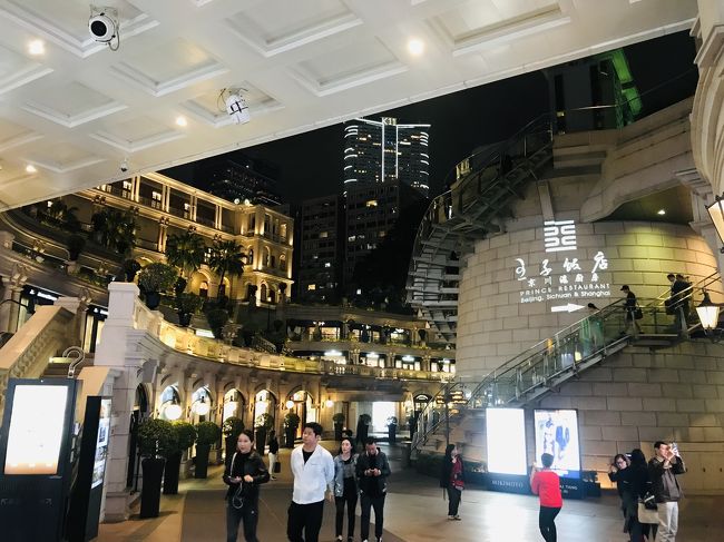 帰り道。イギリス風の建物に遭遇。ブランド街でキラッキラ。