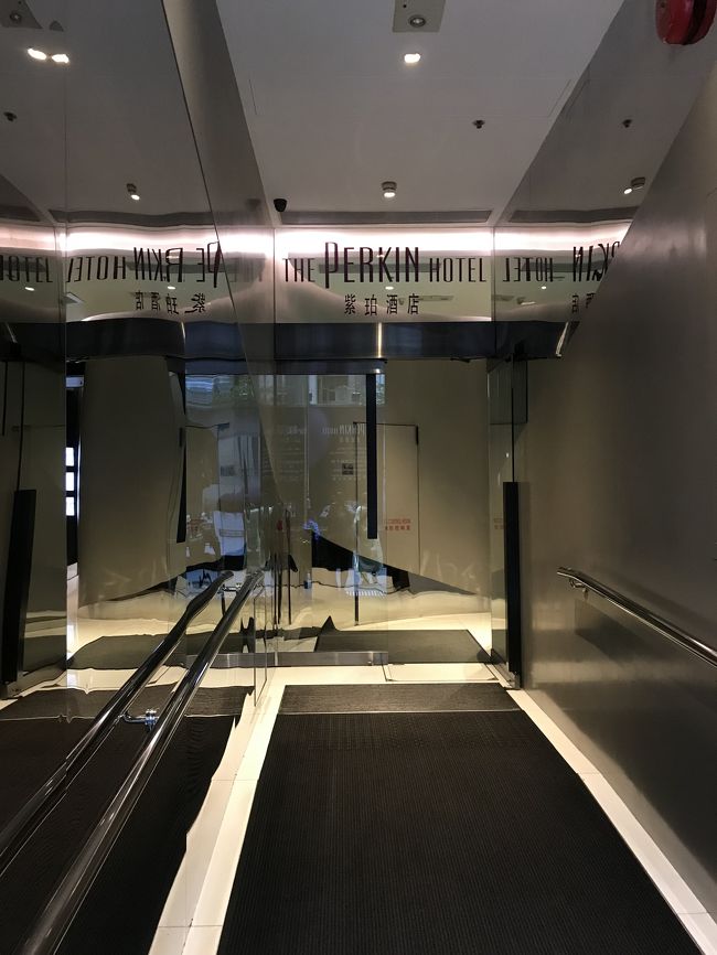 荷物を置きにホテルへ。チムサーチョイ駅から徒歩10分弱でしょうか。人が多くて歩くの大変でした💦バーの並びに、不思議な場所に突然現れた入り口。