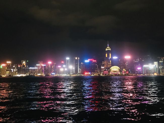 お散歩してたら、タイミング良くあと20分でシンフォニー・オブ・ライツ。これくらいの待ち時間で中々良い位置に居られました。始まる前に後ろ振り返ったら結構人いました。