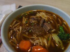 北京SKP内の庸師博で牛肉麺を食べる