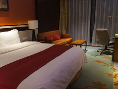 今夜泊まるのは北京のど田舎にあるHoliday Inn Beijing Shijingshan Parkviewというホテルです。
IHGのポイントを貰えるプロモーションの都合でホリデイインに泊まる必要があったので北京のIHG系列のホテルの中でも1泊税込477.34元（約8,100円）で最安値だったこのホテルを選びました。
この時期は全人代の期間中だった事もあり北京のホテルの宿泊料金が全体的に高騰していて4つ星以上のホテルの最安値圏が8千円位と普段よりも相場が高くなっていました。

Googleマップ上だと周りに何もありませんが、実際はホテルの敷地の出口から徒歩10分位の所に地下鉄6号線の西黄村駅があります。

そしてそこから歩いてホテルに向かった訳ですが、これが悲劇の始まりでした。
Baidu Mapで表示されたルート通りに歩いて行くと高速道路に架かる橋を渡らずに北側からぐるっと回りこむようなルートでホテルの北門から入るような道を示しますが、これは間違いでした。

途中真っ暗で明かりもない道を歩いてどこかよく分からない会社の敷地を横切り、廃墟になっている工場跡の横を抜け、突き当りを右折して高速道路の下をくぐって着いた先は工事現場みたいな土砂が積み重なっていた所でホテルの北門なんて入り口はどこにも無く挙句の果てにそこら辺にいた野犬に追い回されましたｗｗｗｗ
動物は人と違って話が通じないから絡まれると怖いですｗｗ

しかも途中でショートカット出来る所も無いので徒歩20分位かけて歩いた道を引き返す羽目にｗ

このホテルへ徒歩と地下鉄での正しい行き方は西黄村駅を出て大通り沿いを東に向かって歩くと高速道路を渡る橋があるのでそれを渡って降りた先くらいにホリデイインの敷地に入れるゲートがあるのでその道を進みます。

敷地内からホテルの建物までは結構遠いので歩きます。一応カートでの無料送迎もありますが、ゲートの係員に向かいに来て欲しいとリクエストを伝えられたら多分カートで迎えに来てもらえるとは思いますが、中国語が話せず初見の場合だと歩くしか無いと思われます。

そしてようやくホテルの建物内に入りチェックインできます。
私は間違った道を歩いて引き返したので1時間近く歩く羽目になりました。

まあ一言で言うならタクシーで行きましょうｗ

チェックインの時は英語が通じて一安心。
税込477.34元（約8,100円）の部屋にしてはとても広くて豪華です。
これはホリデイインというかクラウンプラザやインターコンチネンタル級です。