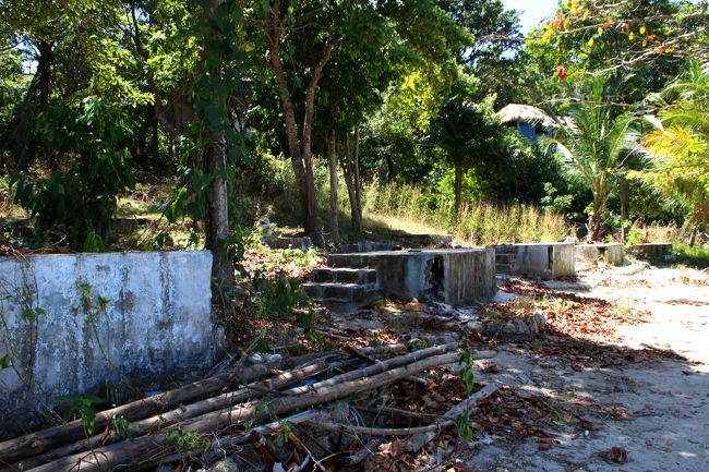 ☆Sunset Beach @ Koh Lipe Thai<br /><br />丘側には今でもPorn Resortの土台だけが残されています。