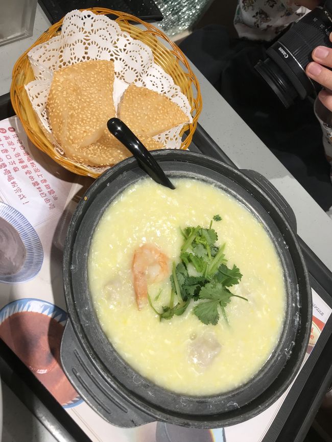 朝ごはん。うどんかと思いきや、よく分からない食べ物がでてきました。笑<br />でも味は美味しい！お粥もおいしー。