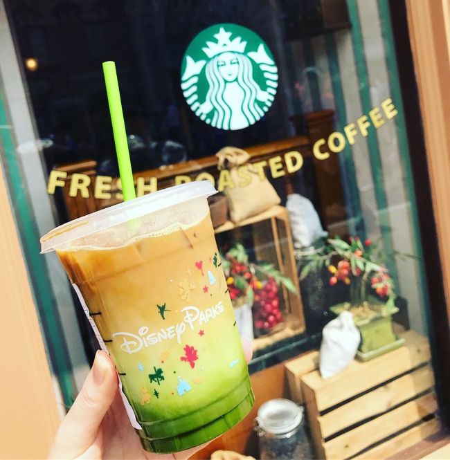 かわいい！！笑<br />ディズニーにスタバが！！！<br />ドリンクは抹茶エスプレッソとか書いてあったかな。もちろん美味しいです。もちろんカップ洗って持って帰りました。笑