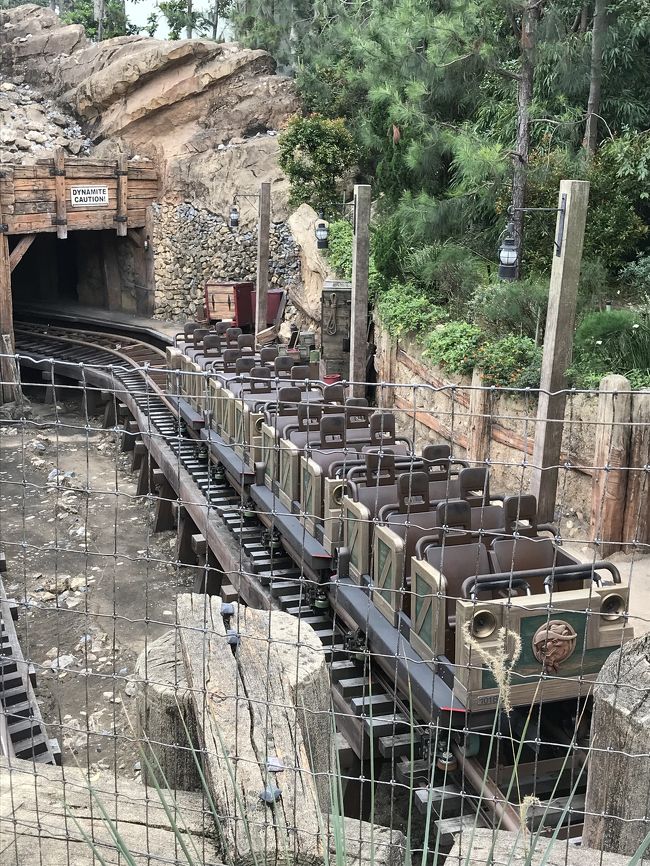 乗り物は、ビックサンダーとスペースマウンテンのみ。他のも面白そうでしたが、都合により省略。ビックサンダーの後ろに進むのたのしーー！！