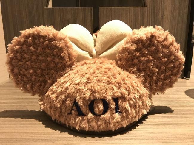 今回のメインはこれ！<br />日本人に大人気のこれ。<br />手順としては、お店に行ってまずこのチケットを手に入れます。一人ひとつではなく、作りたい分貰っておきましょう。<br />そして、再度指定の時間にお店に行って、イヤーキャップと入れたい名前を指定して、お支払い。<br />イヤーキャップの種類が少ないのが、残念です。<br />私が欲しかったシンプルミッキーは子供サイズのみでした（ ; ; ）<br />さらに指定された時間に受け取りとなります。<br />11時半位→14:30→18:45と、だいぶお時間かかりました。<br />しかしステキなイヤーキャップできました❤︎（姪っ子用）