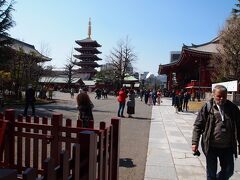 雷門の境内から、五重の塔を見ます。　　（右側が浅草寺です）