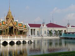 池の中にタイ風の美しい建物があります。