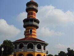 池の中には塔も建っています。