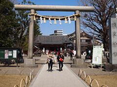 浅草寺に隣接して建ってます、浅草神社の参道から鳥居・拝殿を見ます。