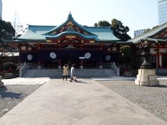 日枝神社の、参道から拝殿を見ます。