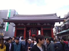 到着。よくテレビで見る浅草!!

人がたくさん。
外国人もたくさん。