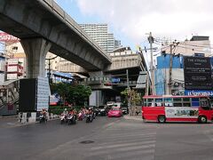 まだお腹が満たないので、プロンポン駅から隣のトンロー駅まで一駅なので、歩いてもう一軒のお店に向かいます。
