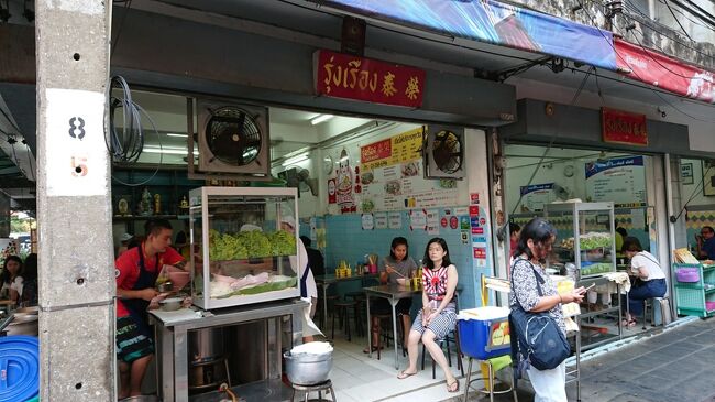 おはよーございます。<br />バンコク滞在2日目です。<br />滞在してるホテルの近くに有名なお店があります。<br />ルンルアンです。<br />地元の人が通う名店みたいです。