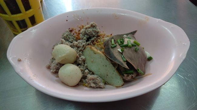 汁無しのトムヤンクン麺を頼みました。<br />机の上に沢山の調味料を付け足すと美味しくなります。<br />ナムプラー・砂糖・粉末の唐辛子・酢漬け唐辛子の４種類です。