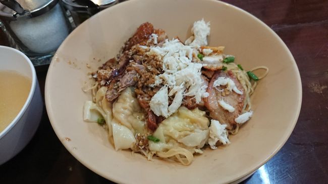 タイ風の汁無し極細麺で、ワンタン・焼き豚・蟹をトッピングした物を注文しました。<br />バミー(中華麺 )ヘーン(汁無し)です。<br />麺が伸びたら、スープを少し足せば美味しくなります。