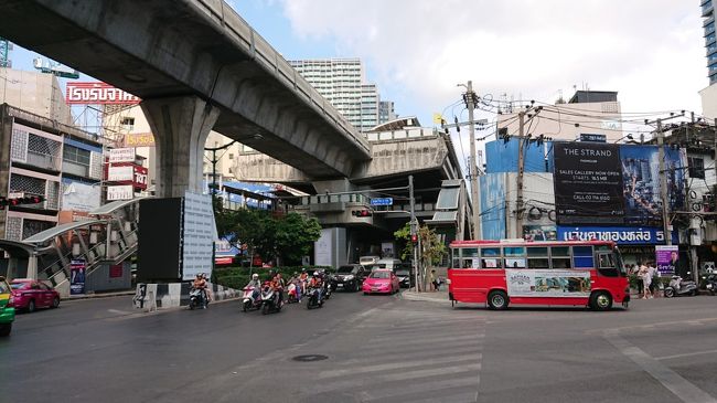 まだお腹が満たないので、プロンポン駅から隣のトンロー駅まで一駅なので、歩いてもう一軒のお店に向かいます。