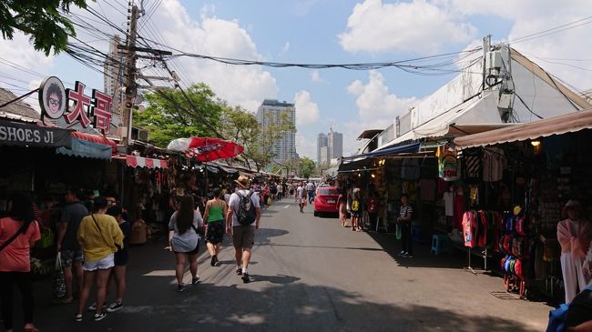 お店が多いので、１日では回りきれません。<br />取り合わせ、外側から散策しました。<br />それにしても蒸し暑い…。