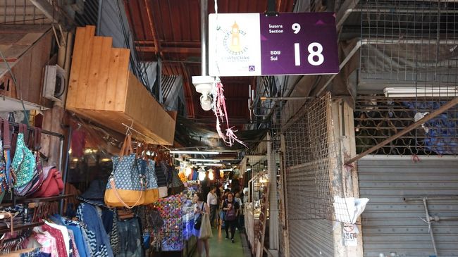 迷路のように入り組んだ敷地内に雑貨やファッション、日用品、ペットまで数え切れないくらいの露店があります。