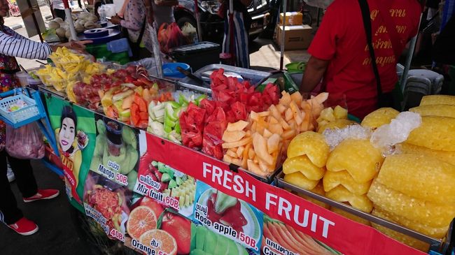 フルーツカットのお店です。<br />ドラゴンフルーツ・スターフルーツ・ジャックフルーツ・ランプータン・グァバなど日本ては食べない物のMIXを食べました。<br />美味しかったです(^-^)