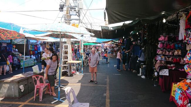 迷路間隔なので、念の為に場内マップを手に入れて散策します。<br />値段が付いて無いお店が多かったので、聞いて値段交渉しました。<br />古着屋が多いので、かなりの時間を費やしてました。