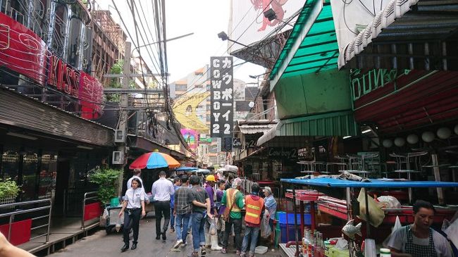 昼間のソイ・カウボーイです。<br />夜になると、凄い賑わいになります。<br />その道を通り抜けてネットでみたマッサージ屋さんへ。