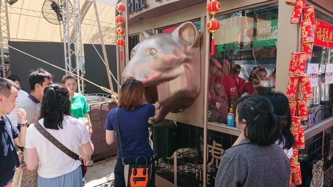 右側でオーダーして、レシートを持って、虎の口の中から注文した飲み物を貰います。<br /><br />あっ、注文したのに飲み物撮るの忘れました。<br />申し訳有りませんでした(-_-;)