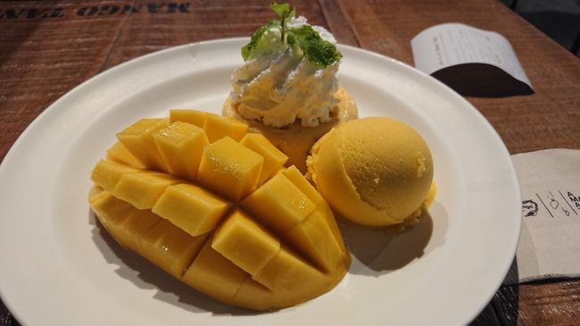 一番人気のマンゴータンゴを注文しました。<br />生マンゴー・マンゴープリン・マンゴーアイスを一皿に乗せた定番のメニューです。<br />マンゴージュースを注文するか迷いましたが、我慢します。