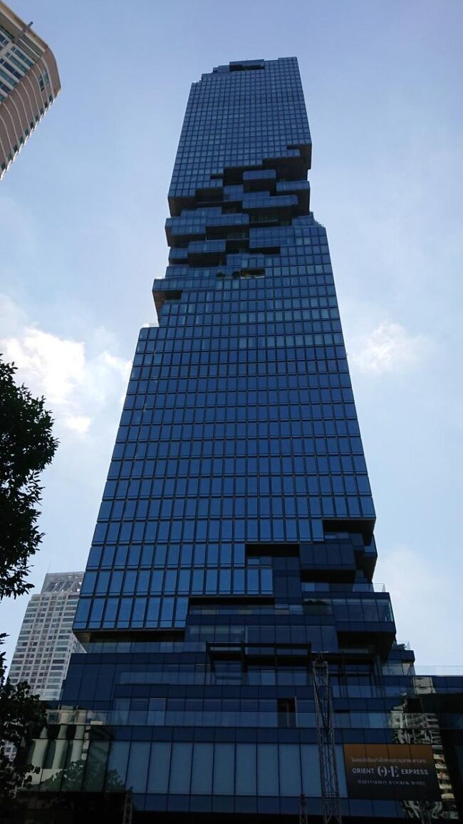 キングパワーマハナコンに着きました。<br />バンコク最先端高層複合施設です。<br />ホテルや高級コンドミニアムなどが入る314mの高さで地上78階の超高層ビルです。<br />2018年11月16日(金)最上階にマハナコンスカイウォークがオープンしたので、行ってみます。