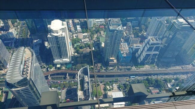 透明のガラス張りの箇所があります。<br />真下が見えます(；ﾟДﾟ)<br />それでは、自分も透明のガラス張りの上を歩いて見ます。