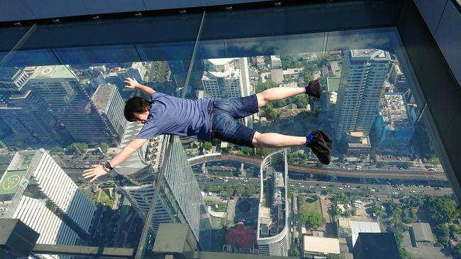 自分も同じように歩いたり、寝転んだりして楽しみました。<br />１人なので、警備員に携帯電話を渡して撮って貰いました。<br />なんだか飛んでる感じです(^-^)