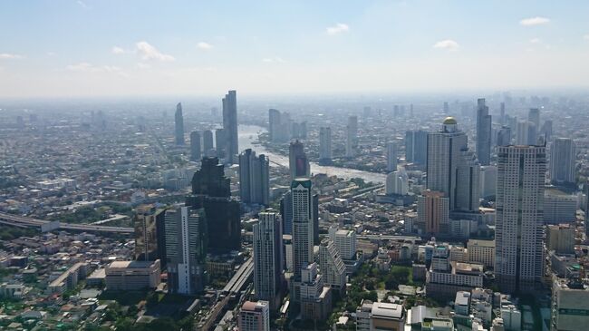 チャオプラヤー川が遠くまで見えます。<br />明日は、この川を船で下ります。