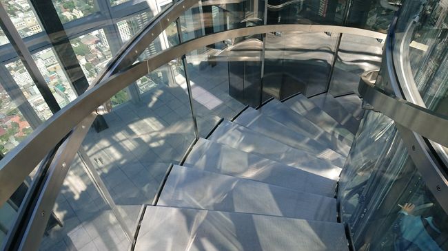 楽しんだので、そろそろ下に戻ります。 <br />階段を降りてエレベーターに向かいます。