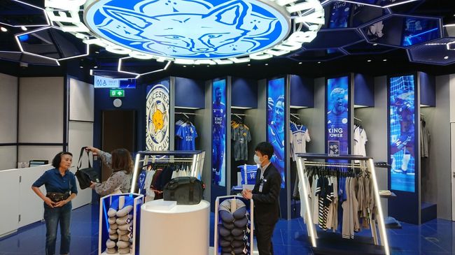 エレベーターで降りると、免税店があります。<br />レスターのショップも有りますね。