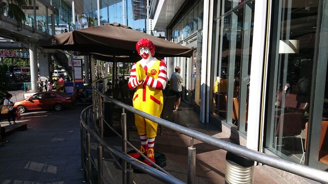 チョンノシー駅からアソーク駅に戻って来ました。<br />小腹が空いたので、バンコクのマクドナルドで一休みしました。