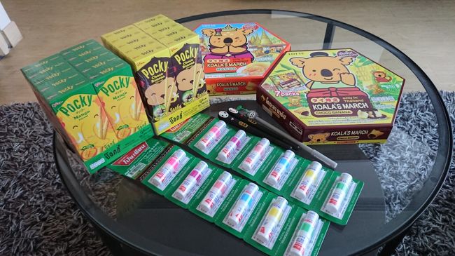 お土産をの一部です。<br />コアラのマーチとPOCKYとヤードムを購入しました。<br />会社にはヤードムが大人気でした。<br />一つ50円ですからね。<br />日本の薬局で410円で売ってました。<br />高い～( ﾟДﾟ)<br />少し仮眠します(=_=)