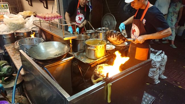 待ってる間、写メしてました。<br />料理が絶えず作られてます。