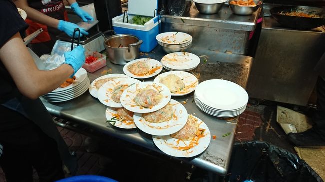 卵包みパッタイが有名です。<br />調理連携が取れていて素早いです。