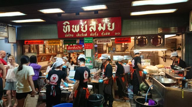 70年以上前にパッタイを初めて作ったと言われる名店です。<br />本当に行列が絶えませんね。