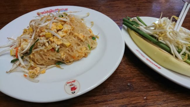 あっさりして美味しいです。<br />右側の皿にある野菜を入れて食べます。<br />生なので、モヤシがしゃきしゃきします。