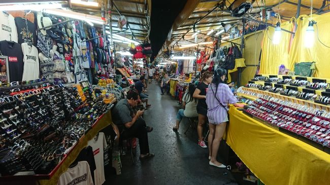 食べ終わったら、トゥクトゥクでパッポン通りに来ました。<br />露店が沢山並んでます。<br />裏手にはゴーゴーバーが何軒があり、店先で日本人と見ればお誘いが絶えません。<br />だから裏手には回らず、メインストリートのみから離れませんでした。