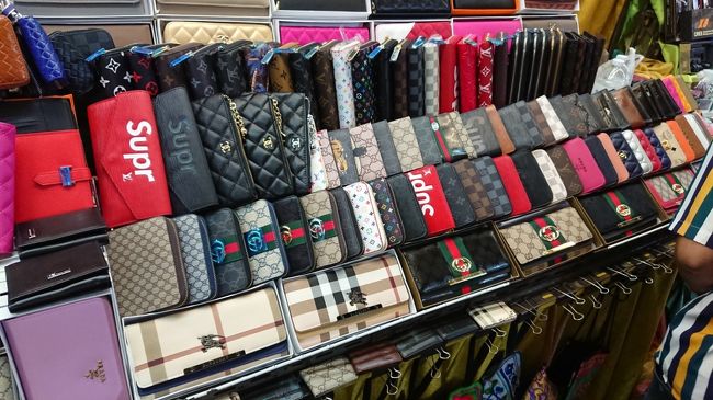 本当にコピー商品凄いですね。<br />ベルトを眺めてたら、お店の人が日本語喋れるから、日本語で値引き交渉しました。<br />買って下さいと連呼されました。<br />買わなかったけど…。