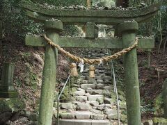 さて次は熊野磨崖仏。階段きついです。