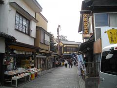 蔵づくりの街並みの終わりの札の辻交差点を左へ行くと、菓子屋横丁がある。駄菓子屋などが軒を連ねる。こちらはコンパクトに店が並び、歩きやすい。