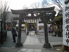 大正浪漫夢通りの入口に川越熊野神社がある。参道の壁沿いには足つぼ刺激の健康ロードが設けられている。