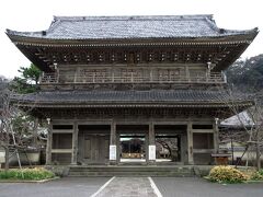 光明寺といえば、この巨大な山門が有名。1847年建立の鎌倉最大の山門で、楼上には釈迦三尊、四天王像、十六羅漢像が祀られているそうです。それにしても大きい。