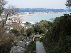 アジサイの名所として知られる成就院ですが、季節外れでも多くの参拝客が見られました。山門付近から湘南の海を眺めることができます。