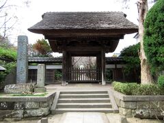 極楽寺は四季折々に美しい花が咲く、花の寺でもありますが、茅葺きの門をくぐった先は撮影が許されていません。落ち着いてお参りしてほしいという配慮なのでしょう。風情があって、好きなお寺の1つです。