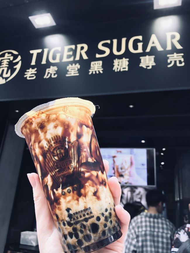 朝食後に向かったら、既にならんでる(　ﾟдﾟ)<br />小さいのと大きいタピオカミックス頼みました。<br />うーん、ここも美味しい。